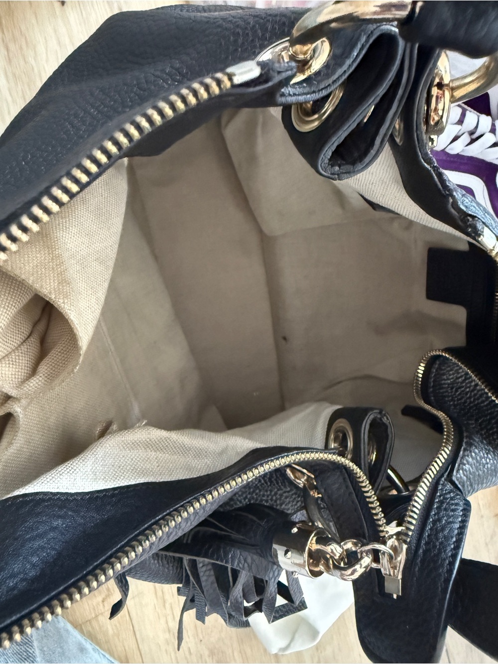 Gucci Black Pebbled Leather Shoulder Bag with Embossed Logo - Picture 3 of 6